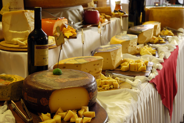 revender queijos, produtos coloniais e vinhos em exposição