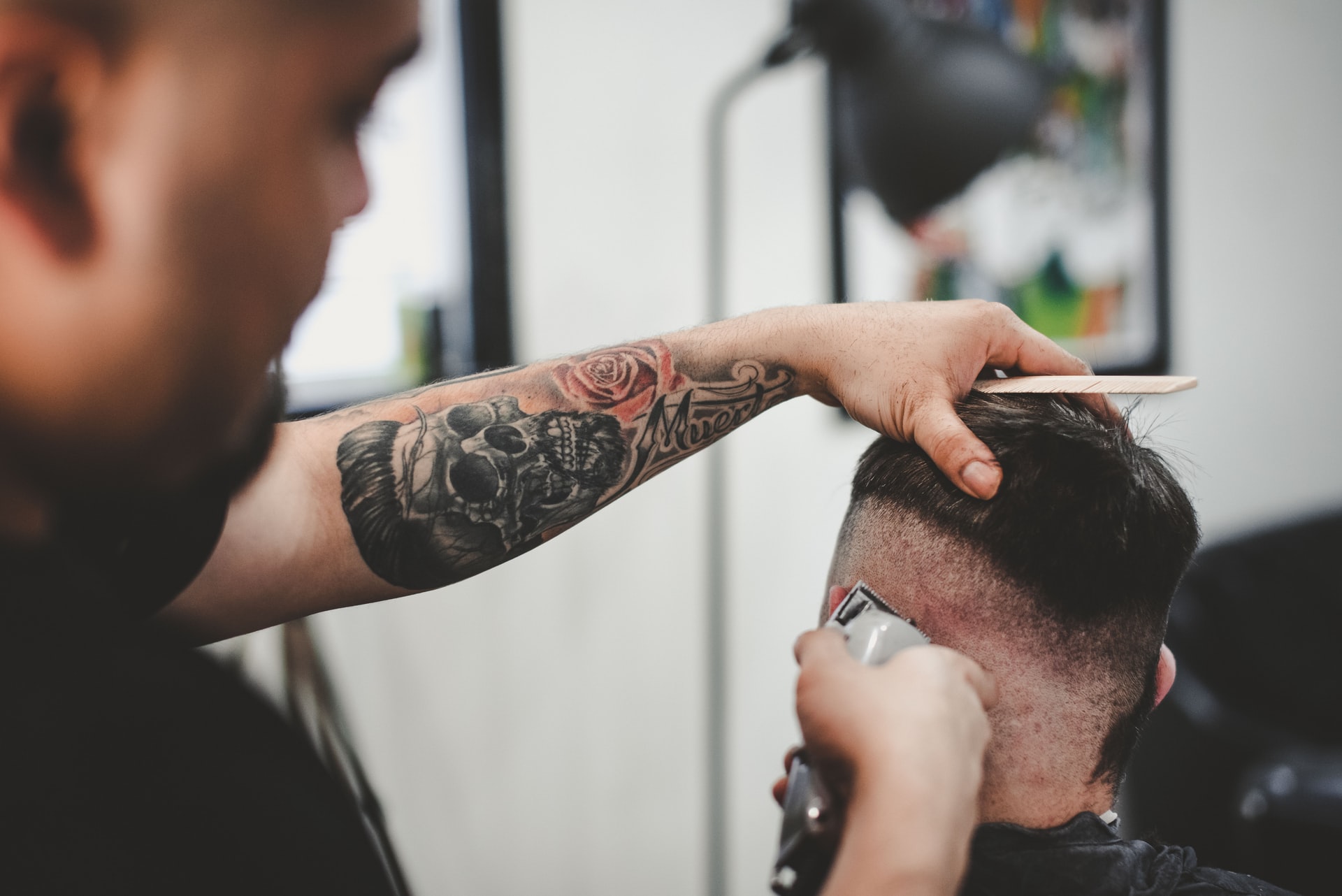 Máquinas de cortar cabelo - As melhores segundo cabeleireiros (Imagem: John Arano/Unsplash)