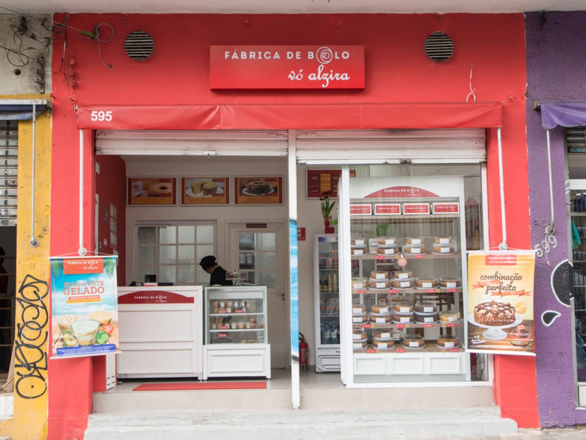 Fábrica de Bolo Vó Alzira: a rede de franquias que surgiu da vontade de uma  professora de 60 anos em ajudar nas contas de casa - Rede Food Service