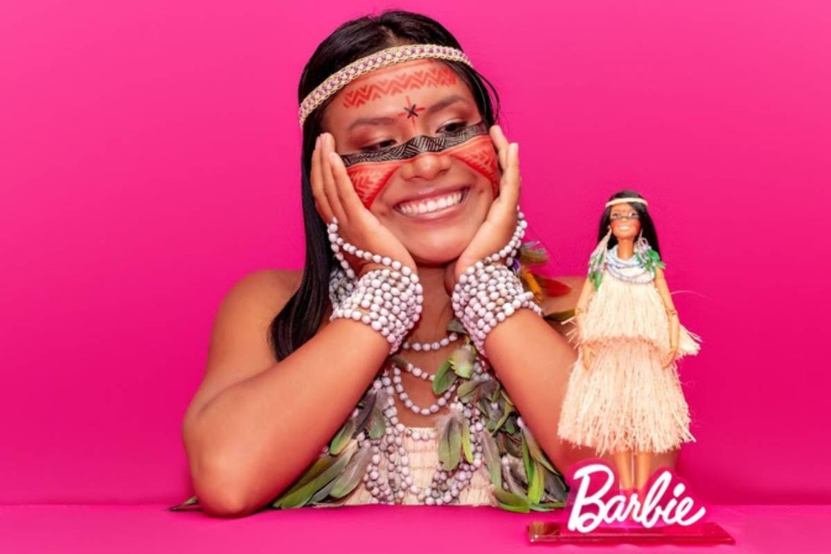 Barbie ganha versão indígena em homenagem a influenciadora brasileira